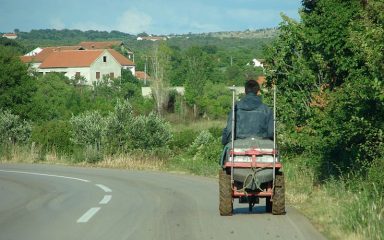 Vozač traktora u višestrukom prekršaju: bez vozačke, osiguranja i prometne dozvole