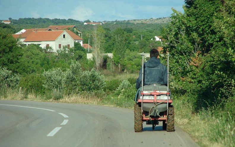 Vozač traktora u višestrukom prekršaju: bez vozačke, osiguranja i prometne dozvole