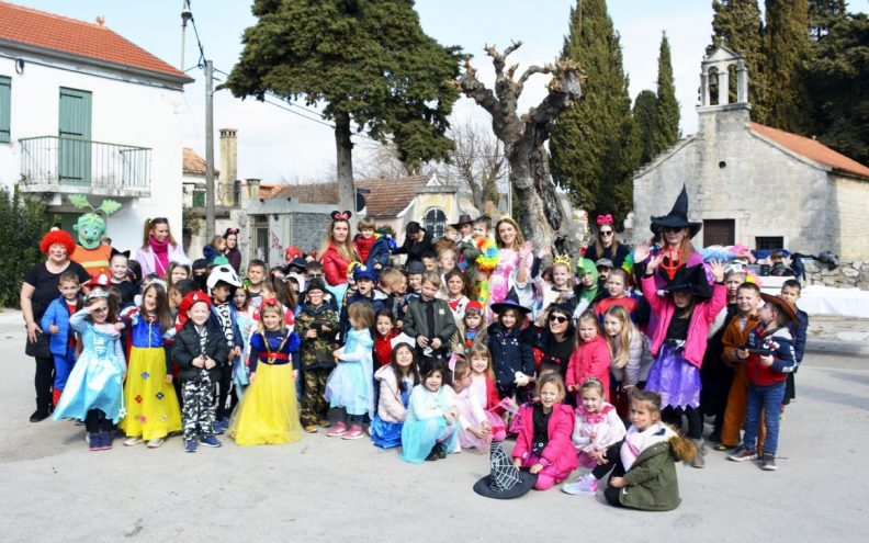 Djeca i tete – odgojiteljice s  maskama  preplavili  Sukošan