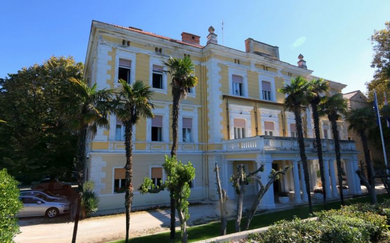 Zadarska županija osudila uvredljivi grafit na zgradi Doma županije: Prijavili smo policiji