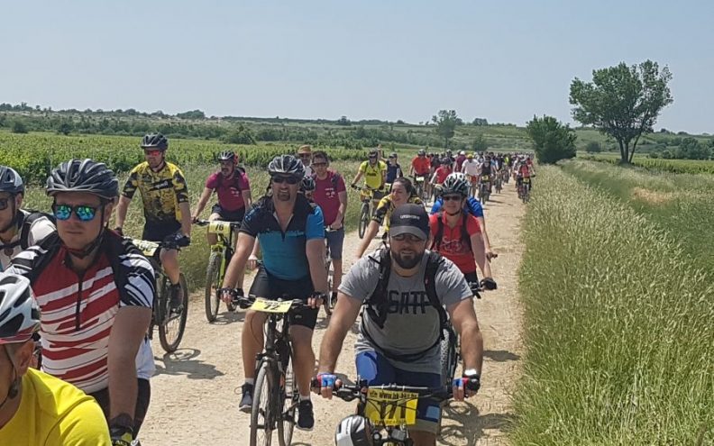 BIKE&WINE – RAVNI KOTARI TOUR Dvije stotine biciklista uživalo u vožnji i vinu