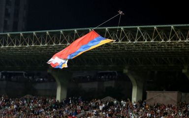 Dron nakratko prekinuo utakmicu Armenija – Hrvatska, tučnjava na tribini
