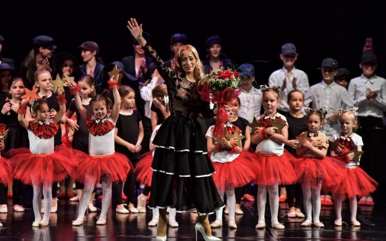 “Gala večer”  okupila na  pozornici 100  odlično  uvježbanih   plesačica