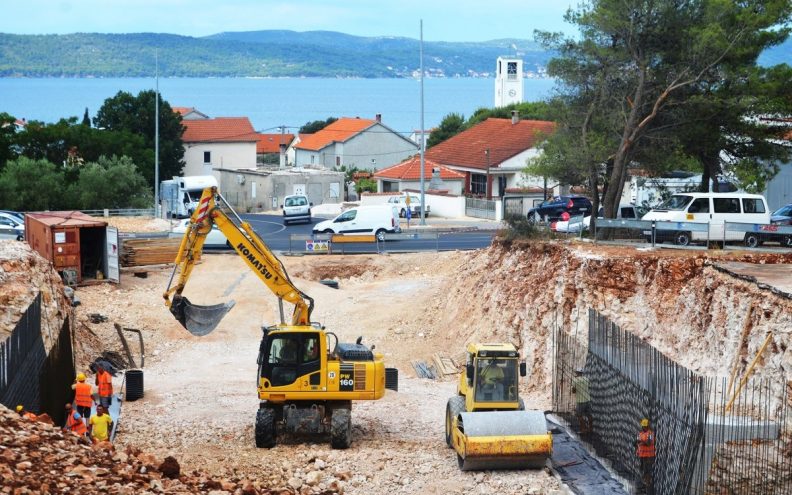 DOLIJAO 34-GODIŠNJI LOPOV I PREVARANT Provalio u kuću, ukrao brusilicu i kompresor te uzeo novac od 54-godišnjakinje za građevinske radove koje nije izvršio