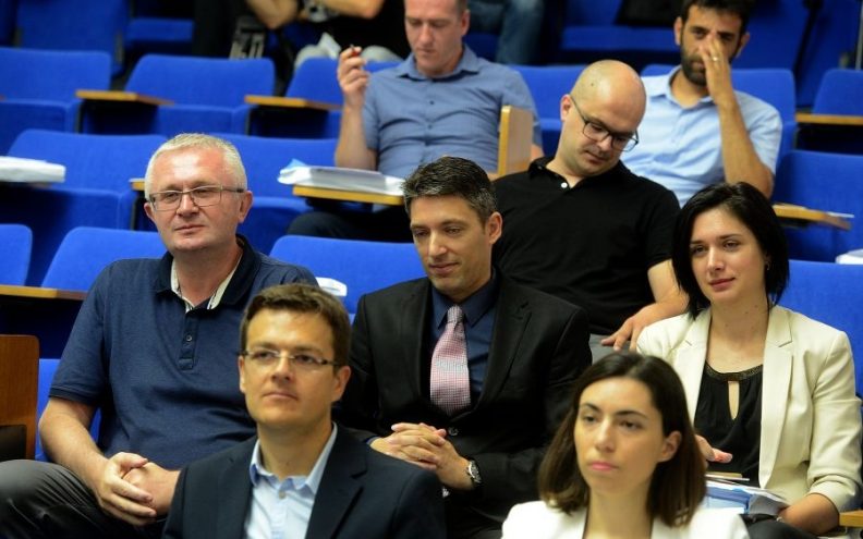 “Koji je genijalni um predložio parkiranje turističkih autobusa na nepreglednom zavoju u Foši?”