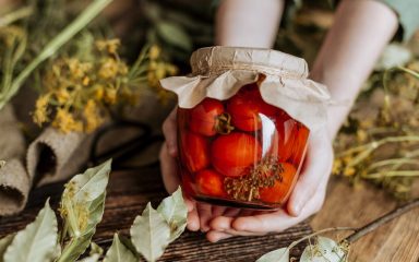 Domaće ukiseljene rajčice odlične su kada želite uživati ​​u njihovom okusu i slatkom mirisu
