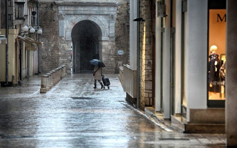 Pretežno oblačno, uz mjestimičnu kišu