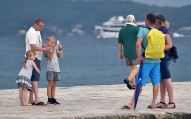 Oblačno, mjestimice kiša i pljuskovi