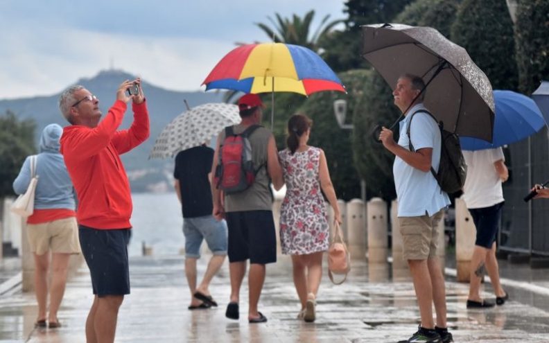 Ujutro sunčano, a poslijepodne kiša, pljuskovi i grmljavina