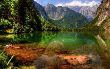 Königssee: bajkovito smaragdno zeleno jezero smješteno u planinama Bavarske