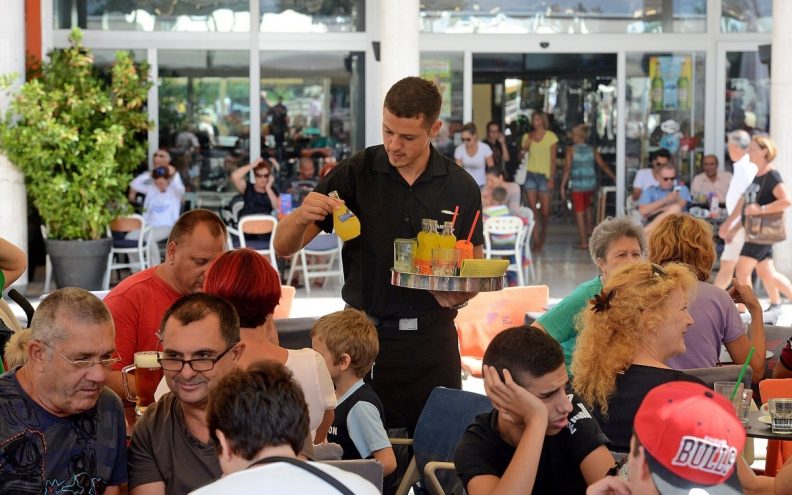 (NE)ZAPOSLENOST Rastu  potrebe za  radnom  snagom u  turizmu, ali i  u drugim  djelatnostima