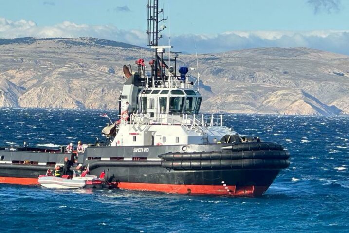 Loparski vatrogasci spasili 38 turista s nasukanog broda