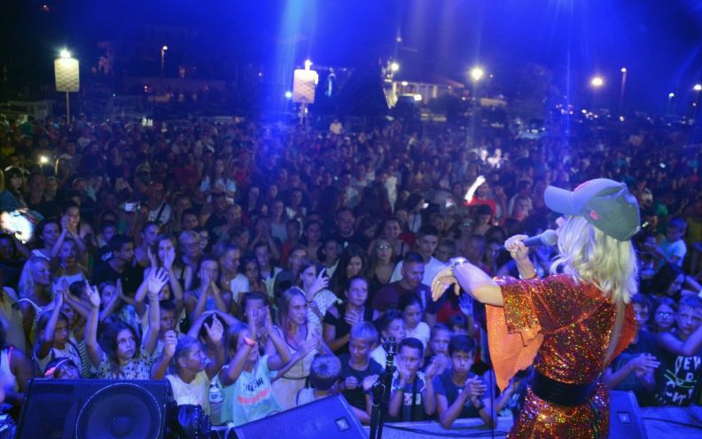 DESETLJEĆA TRADICIJE Dok vrckava Maja Šuput pjeva, suprug prodaje slatka i osvježavajuća zadovoljstva