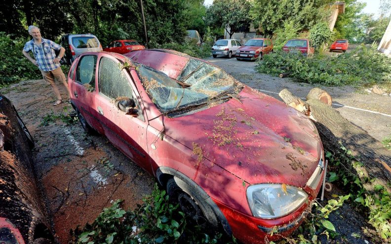 [FOTO ] DAN POSLIJE Zdrobljeni brojni automobili, kod Molata potopljeno 6 brodica, spašeno 50 djece i 6 odraslih osoba