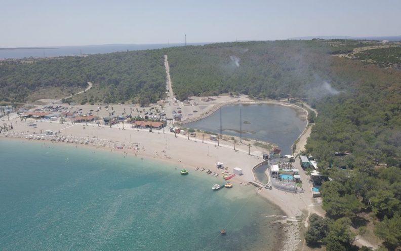 [FOTO] Da li je požar na Zrću podmetnut utvrđivati će policija čim se stvore sigurnosni uvjeti za to