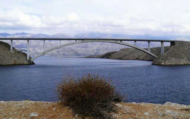 VJETAR STVARA PROBLEME! Za sav promet zatvorena A1 između Sv. Roka i Posedarja, Paški most...