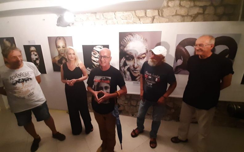 NEOBIČNA UMJETNOST Poruka o snazi žene, dobivenim bitkama, nostalgiji, tuzi, ali najviše o ljubavi