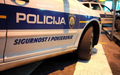 FILMSKA POTJERA U BIBINJAMA Bježao policiji automobilom i pješice, pa završio iza rešetaka