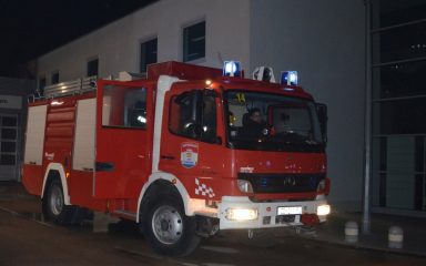Požar u Pribislavcu, čuju se eksplozije, građanima savjetovano da ostanu u kućama
