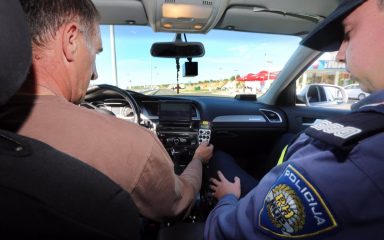 Na autocesti kod Pristega jedan uhvaćen kako vozi 222 km/h, a drugi još i brže!