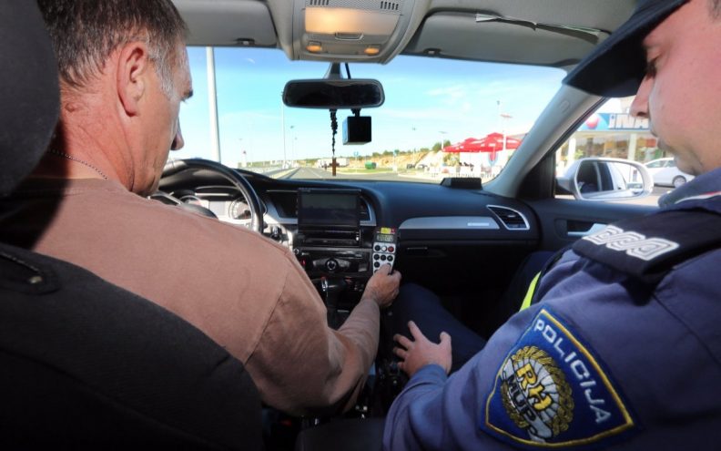 Na autocesti kod Pristega jedan uhvaćen kako vozi 222 km/h, a drugi još i brže!