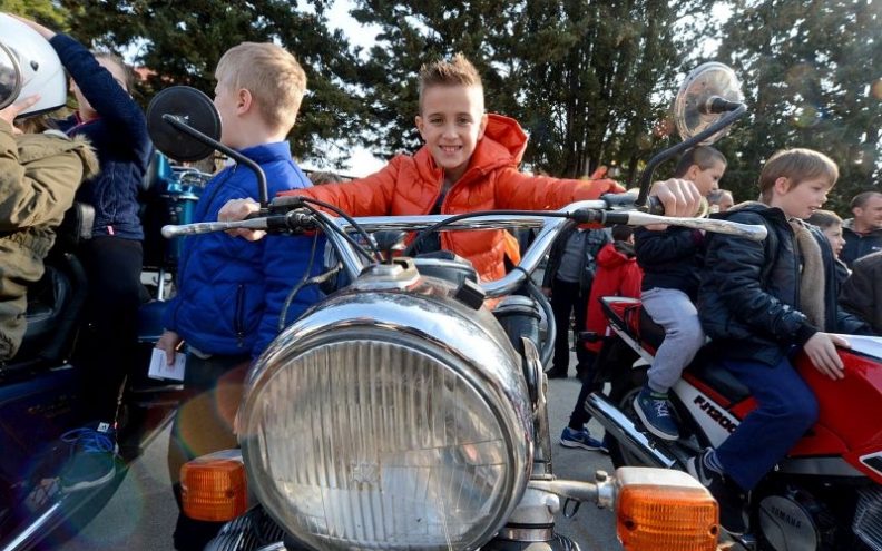 FOTOGALERIJA: Oldtimeri  na igralištu oduševili  učenike Budinića