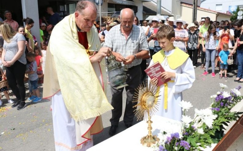 FOTOGALERIJA: Više stotina Virana i gostiju u tradicionalnoj procesiji na Tijelovo