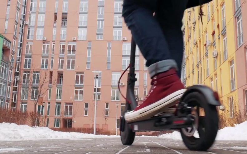 U Ulici 4. Gardijske brigade ukraden električni romobil