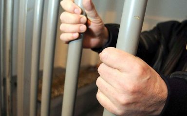 Osuđeni pedofil skočio kroz prozor suda nakon izricanja presude
