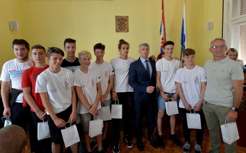 [FOTO] PONOS ŽUPANIJE Longin nagrađenim učenicima: “Vi ste naša budućnost i ono najbolje i najdragocjenije što imamo!”