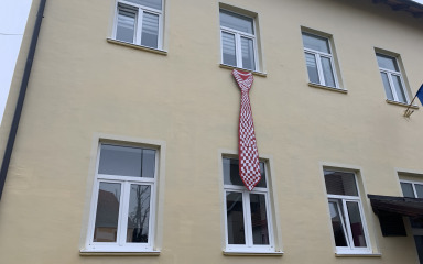 Učenici OŠ „Anž Frankopan“ Kosinj obilježili su Svjetski dan kravate instalacijom kravate na pročelju škole