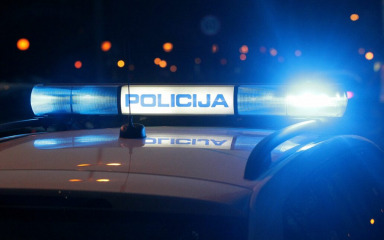 ‘Cirkus’ u Zadru: Pijan galamio po ulici, vrijeđao policajce, razbio staklo na autu…
