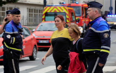 Učitelj ubijen u školi na sjeveru Francuske, napadač uzvikivao “Allahu Akbar”