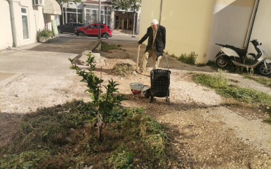 [FOTO] Vrijedni umirovljenik uredio dvorište oko svoje zgrade na Relji, zasadio je i biljku