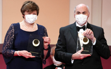 Mađarici i Amerikancu dodijeljen Nobel za medicinu za rad na cjepivu protiv covida-19