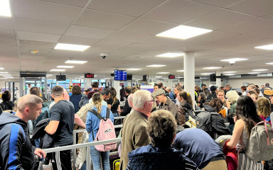Naša novinarka na aerodromu u Parizu: Zbog dojave o bombi evakuirana zračna luka