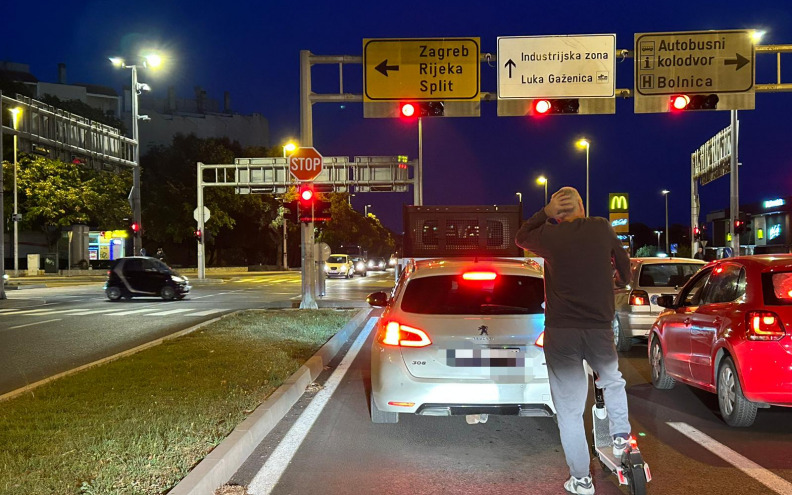 Kod Autobusnog kolodvora: Bez kacige vozio električni romobil po kolniku