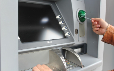 Žena na bankomatu u Zadru neovlašteno ‘peglala’ karticu 66-godišnjakinje