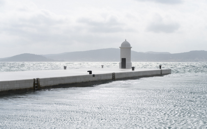DHMZ Na Jadranu promjenljivo s jakim i olujnim jugom, navečer mogući pljuskovi s grmljavinom