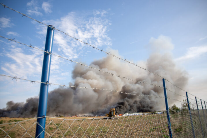 Požar u Osijeku je pod kontrolom, ali nije ugašen
