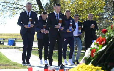 Delegacija HNS-a i Vatrenih u Vukovaru uoči Dana sjećanja