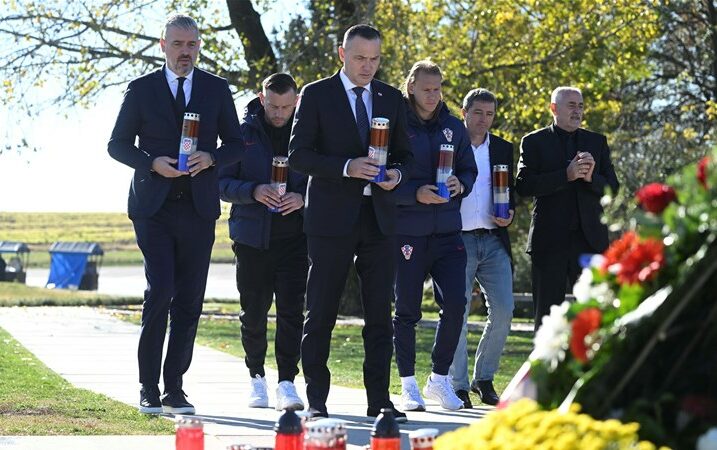 Delegacija HNS-a i Vatrenih u Vukovaru uoči Dana sjećanja