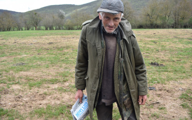 Jovo Ugarković, lički poljoprivrednik koji već godina (nehotice) hrani čopor vukova