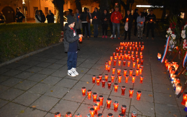 Gospić se paljenjem svijeća poklonio žrtvama Vukovara i Škabrnje