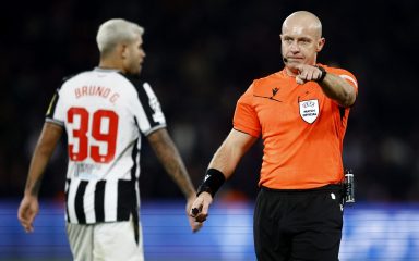 Mediji tvrde da je UEFA “maknula s dužnosti” Poljaka Szymona Marciniaka nakon što je dosudio penal za PSG protiv Newcastlea