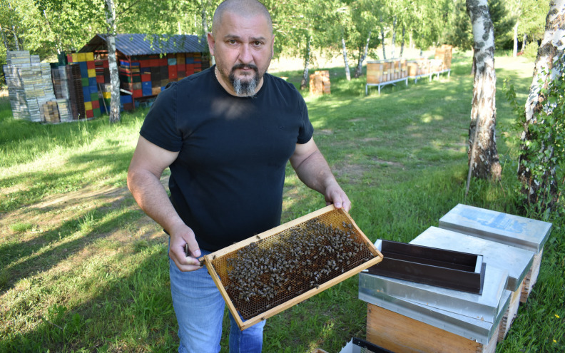 Protekla pčelarska sezona bila je prilično oskudna pa su je pčele u Lici „dobile rezultatom 2:1“!