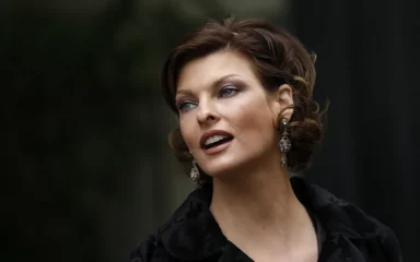 Linda Evangelista otkrila zastrašujuće detalje iza kulisa supermodela o izgladnjivanju i agresivnim čišćenjima