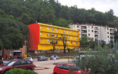 Nova boja zgrade u Obrovcu izazvala raspravu: ‘Kao u crtanom filmu Lolek i Bolek…’