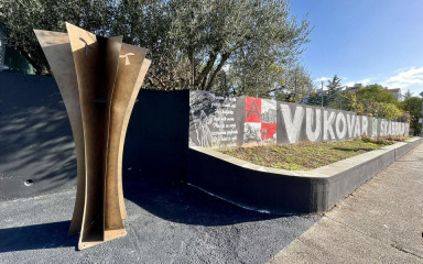 [FOTO] U Vukovarskoj ulici na Bilom brigu postavljena replika Vukovarskog vodotornja