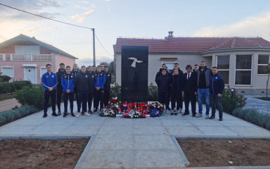 Predstavnici HNK Zadar se u Škabrnji poklonili žrtvama Domovinskog rata